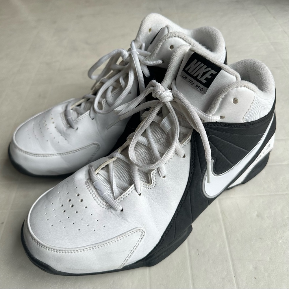 Women’s nike basketball shoes size 10